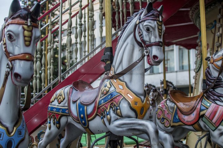 Cum arată caruselul de la Târgul de Crăciun de pe strada 31 august din Capitală (FOTOREPORT)