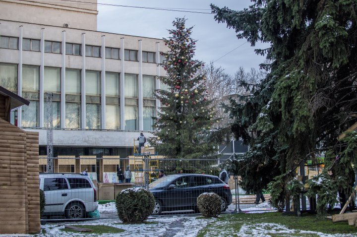 Pregătirile pentru Târgul de Crăciun de pe strada 31 August sunt în toi. Cum va arăta (FOTOREPORT)