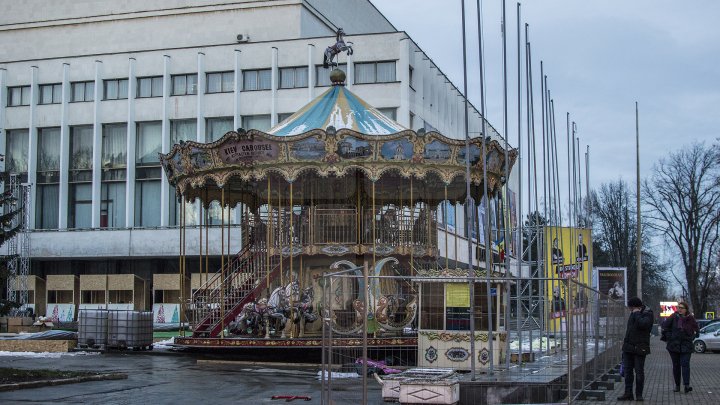 Cum arată caruselul de la Târgul de Crăciun de pe strada 31 august din Capitală (FOTOREPORT)