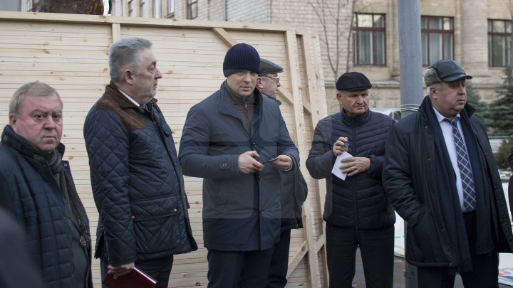 Pregătirile pentru Târgul de Crăciun de pe strada 31 August sunt în toi. Cum va arăta (FOTOREPORT)