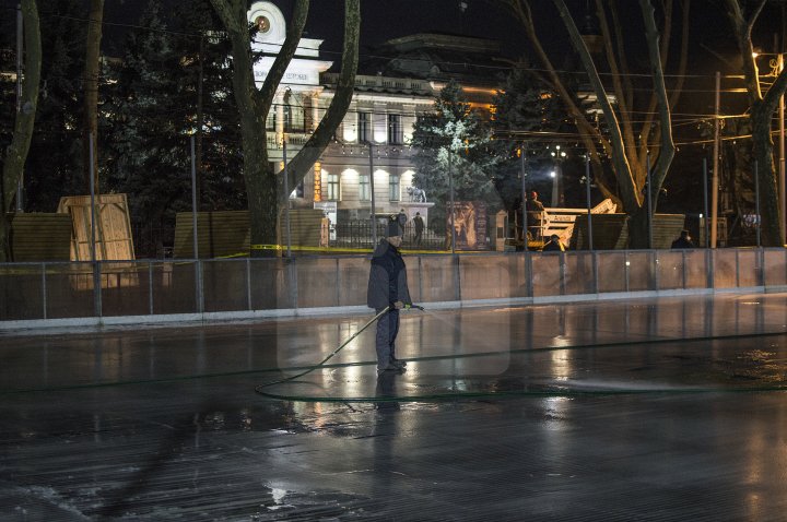 Cum arată bradul de la Târgul de Crăciun de pe strada 31 august din Capitală (FOTOREPORT)