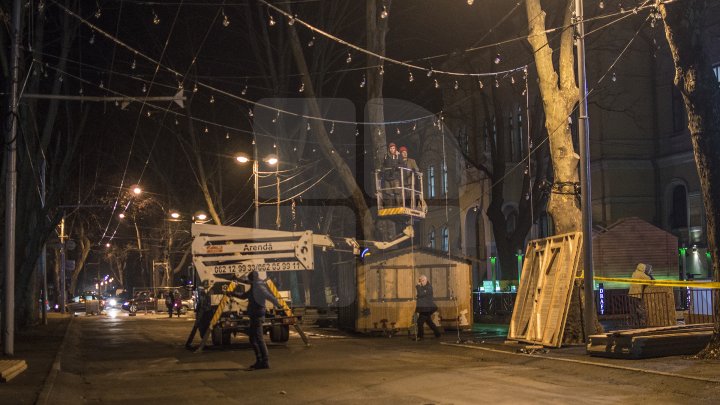 Cum arată bradul de la Târgul de Crăciun de pe strada 31 august din Capitală (FOTOREPORT)