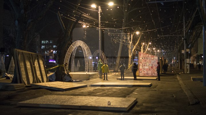 Cum arată bradul de la Târgul de Crăciun de pe strada 31 august din Capitală (FOTOREPORT)