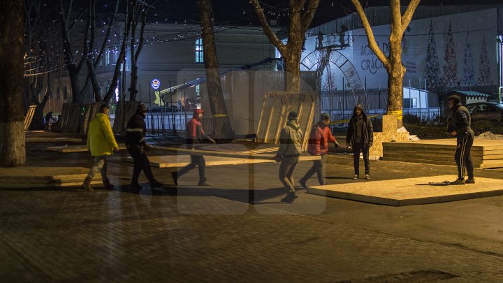 Lucrările pentru amenajarea Târgului de Crăciun sunt în toi. Oamenii, nerăbdători să vadă MAGIA de pe strada 31 august (FOTO)