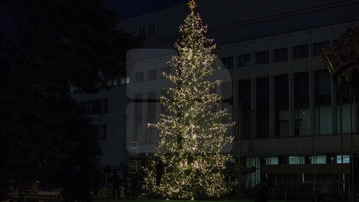 Lucrările pentru amenajarea Târgului de Crăciun sunt în toi. Oamenii, nerăbdători să vadă MAGIA de pe strada 31 august (FOTO)