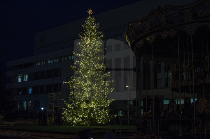 Lucrările pentru amenajarea Târgului de Crăciun sunt în toi. Oamenii, nerăbdători să vadă MAGIA de pe strada 31 august (FOTO)