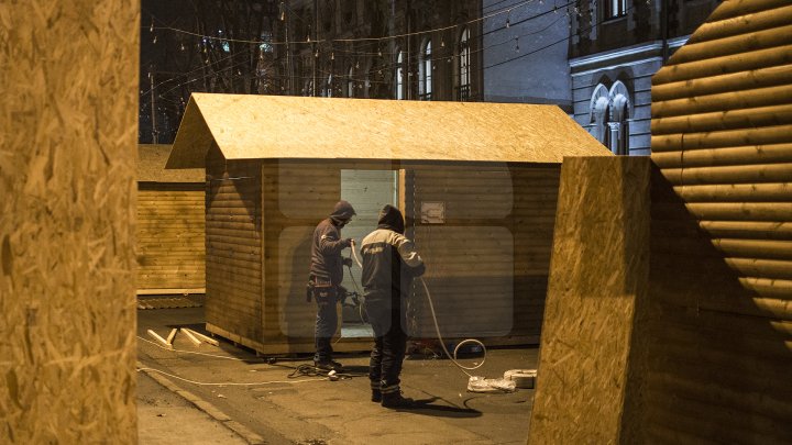 Lucrările pentru amenajarea Târgului de Crăciun sunt în toi. Oamenii, nerăbdători să vadă MAGIA de pe strada 31 august (FOTO)