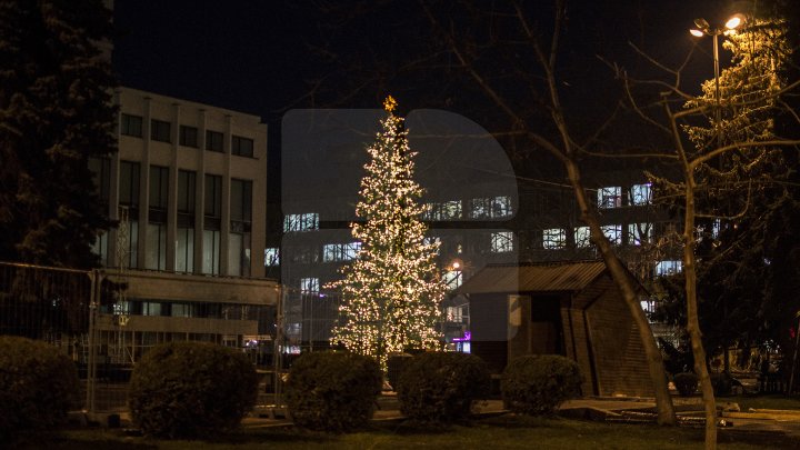 Lucrările pentru amenajarea Târgului de Crăciun sunt în toi. Oamenii, nerăbdători să vadă MAGIA de pe strada 31 august (FOTO)