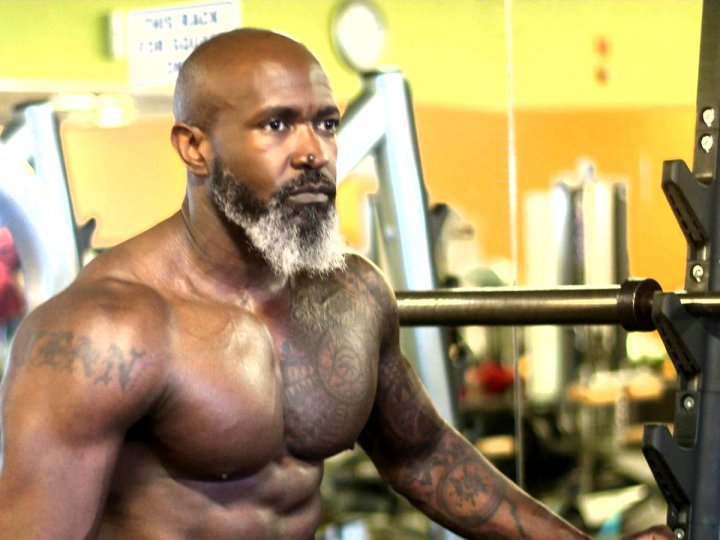 Nu o să-ți vină să crezi! Cum arată cel mai sexy bunic din lume (FOTO)