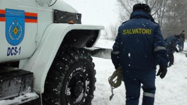 Peste 970 de salvatori și pompieri au fost împlicaţi în ultimile 24 de ore pentru tractarea și deblocarea automobilelor de pe traseele din țară