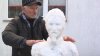 PUBLIKA WORLD: Un pensionar a realizat din zăpada dintre blocuri un bust al domnitorului Alexandru Ioan Cuza (VIDEO)