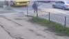 IMAGINI DE GROAZĂ! Un bărbat, lovit VIOLENT pe o trecere de pietoni de un autobuz (VIDEO)