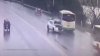 IMAGINI SPECTACULOASE! Un macaragiu erou a scăpat de la înec oamenii dintr-un autobuz ajuns în râu (VIDEO)