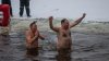 Tradițiile de Bobotează, respectate în Rusia și Ucraina. Oamenii s-au scufundat în apă în timp ce afară erau -49 de grade
