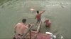 Păstrători ai tradiţiei! De Bobotează, poliţiştii de frontieră s-au scăldat în apa rece ca gheața a Prutului (VIDEO) 