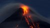 Vulcanul Mayon aruncă în aer lavă, cenuşă şi roci incandescente (IMAGINI SPECTACULOASE)