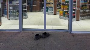 VIRAL PE INTERNET! O bătrânică din Cahul s-a descălţat la intrarea unui magazin de teamă să nu facă mizerie 