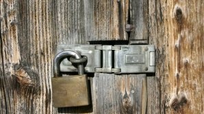 Chiriaş ghinionist! Un bărbat a rămas pe drumuri, după ce proprietarul locuinţei a schimbat lacătul de la ușă