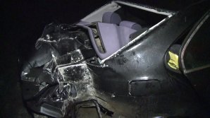Beat şi fără permis de conducere. Un tânăr a scăpat nevătămat după ce a doborât cu maşina un stâlp (FOTO)