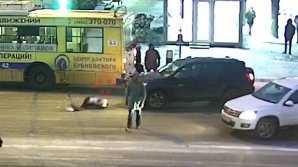 Momenul în care o femeie este LOVITĂ pe trecerea de pietoni (VIDEO)