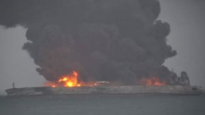 Tancul petrolier care s-a ciocnit cu un cargobot în largul coastelor Chinei încă arde! 13 nave încearcă să stingă flăcările 
