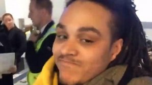 Un tânăr, arestat în aeroport pentru că purta 8 perechi de pantaloni și 10 tricouri (VIDEO)