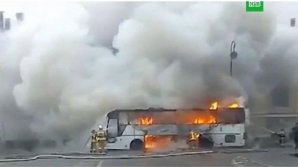 TRAGEDIE pe șosea. Cel puțin 52 de persoane au murit într-un autocar cuprins de flăcări