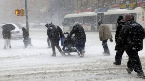 Furtuna uriaşă, însoţită de frig, ninsori şi vânt puternic, care a lovit estul SUA a ucis 17 oameni