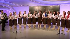 Colinde, colinde... Ansamblul Răzășeana, din satul Drăsliceni, a adus farmecul Crăciunului în platoul PUBLIKA TV