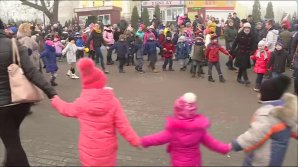 Peste două mii de copii din familii defavorizate au primit daruri de Crăciun din partea Guvernului