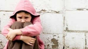 CRUZIME FĂRĂ MARGINI! O mamă şi-a ținut copiii închiși într-o cameră și i-a înfometat până unul dintre ei a murit