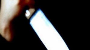 Scene șocante în fața unei grădințe. Un bărbat a înjunghiat mortal o femeie, apoi s-a sinucis