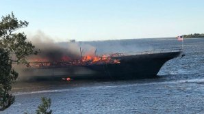 INCENDIU PE APĂ. O navă a luat foc în timp ce transporta clienții unui cazino plutitor din Florida