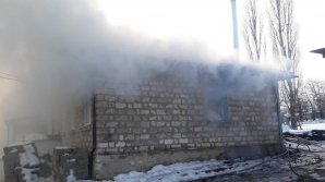 Incendiu în cantina şcolii din Cucuruzeni. Martorii au auzit o explozie puternică (FOTO)