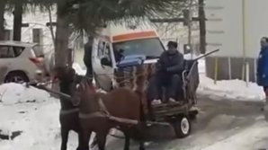 Iarna-i grea, omatu-i mare! O ambulanța a fost scoasă din curtea unui spital de o căruță cu doi cai (VIDEO)