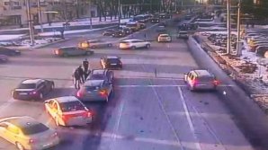 ACCIDENT în centrul Capitalei. Trei mașini, avariate, după ce nu au păstrat distanţa regulamentară în trafic