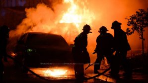 Arde ca o torţă! O maşină a luat foc în cartierul Poşta Veche din Capitală (VIDEO)