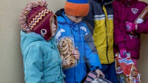 Daruri de peste ocean. 23 de familii defavorizate vor avea o masă de Crăciun plină cu bunătăți (FOTOREPORT)