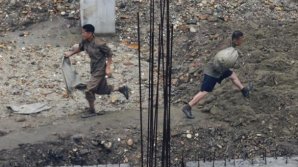 CONDAMNAŢI LA SCLAVIE. Zeci de ucraineni, racolați şi forţați să muncească la câmp pe gratis