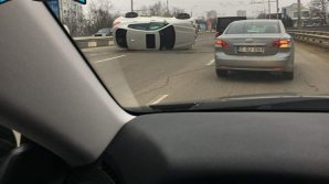 ACCIDENT pe Viaduct. O şoferiţă S-A RĂSTURNAT cu maşina. Poliţia, la faţa locului (VIDEO)