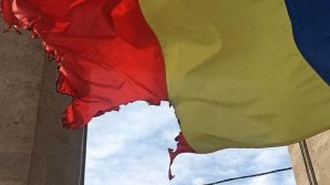 VANDALISM DEOSEBIT DE GRAV! Steagul de lângă Arcul de Triumf din centrul Capitalei, INCENDIAT (FOTO)