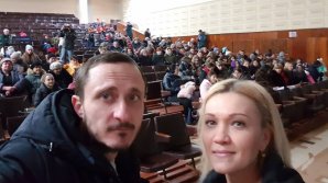 Şcoala părinţilor! Peste 150 de femei din raionul Criuleni au primit sfaturi de la pediatrul Mihai Stratulat şi soţia sa