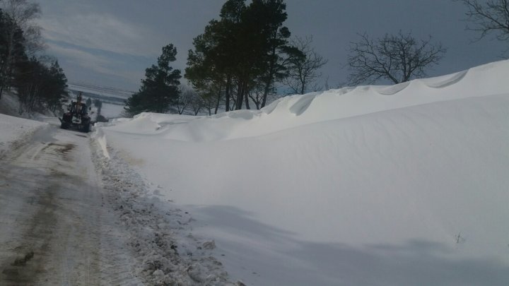 Lucrările de deblocare a drumurilor din ţară, în plin proces. La Criuleni, troienele trec de un metru înălţime (FOTO)