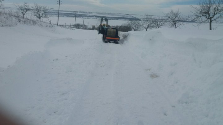 Lucrările de deblocare a drumurilor din ţară, în plin proces. La Criuleni, troienele trec de un metru înălţime (FOTO)