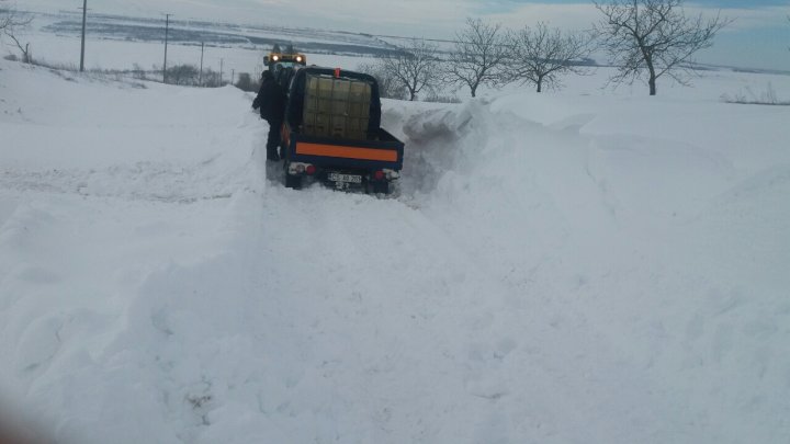 Lucrările de deblocare a drumurilor din ţară, în plin proces. La Criuleni, troienele trec de un metru înălţime (FOTO)