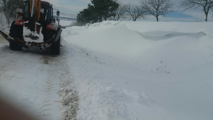 Lucrările de deblocare a drumurilor din ţară, în plin proces. La Criuleni, troienele trec de un metru înălţime (FOTO)