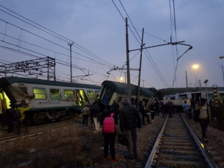 Tren deraiat în Italia. Patru oameni au murit și aproximativ 100 au fost spitalizaţi (FOTO)