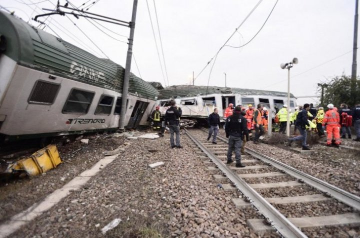 Tren deraiat în Italia. Patru oameni au murit și aproximativ 100 au fost spitalizaţi (FOTO)