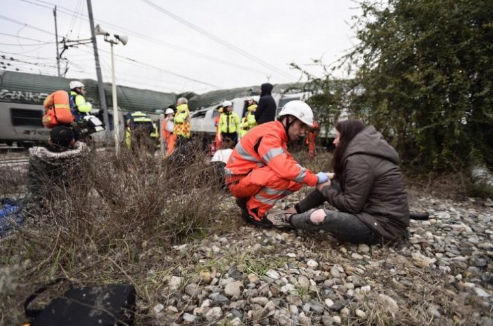 Tren deraiat în Italia. Patru oameni au murit și aproximativ 100 au fost spitalizaţi (FOTO)