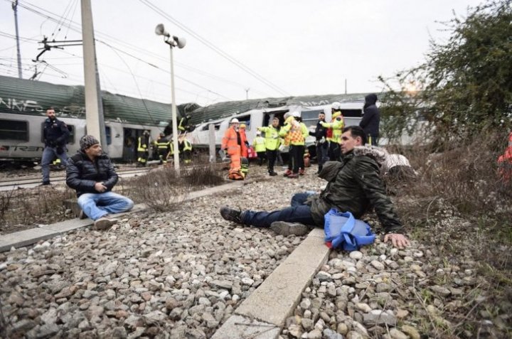 Tren deraiat în Italia. Patru oameni au murit și aproximativ 100 au fost spitalizaţi (FOTO)